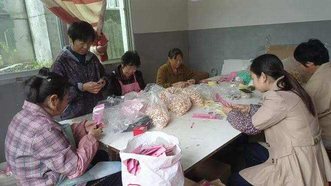 用具有限公司—以来料加工带动妇女家门口就
